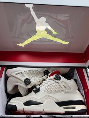 Jordan Retro 4 in Sail, Black, Red